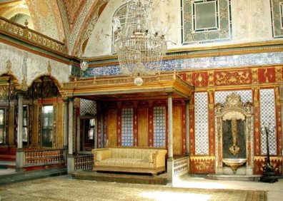 TOPKAPI PALACE: The official audience chamber (Arz Odasi) in the Third Court of the Palace was naturally designed to impress foreign ambassadors.