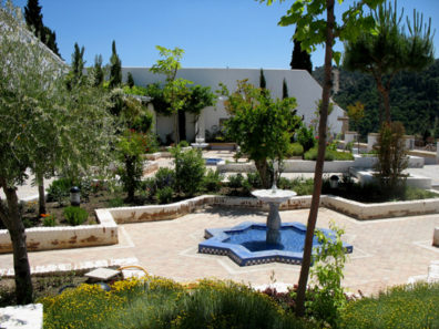 GRANADA: Courtyard of mosque with fountain.