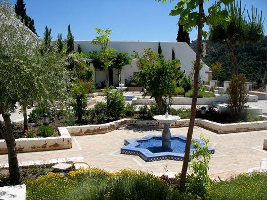 GRANADA: Courtyard of mosque with fountain.