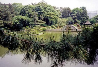 HIROSHIMA: Created in 1630 by Ueda Soko, tea master to Daimyo Asario Nagasakira. This is a "shrink-scenery" garden, meant to reproduce in miniature the landscape of Xihu Lake in Hangzhou, China. You have to read carefully to discover that this is a modern recreation of a landmark utterly obliterated by the atom bomb in 1945. May 19, 1998