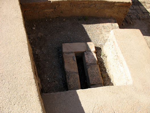 ALHAMBRA: Slit toilet, Alcazaba.