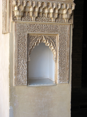 ALHAMBRA: Niche in pillar, Patio de los Arrayanes