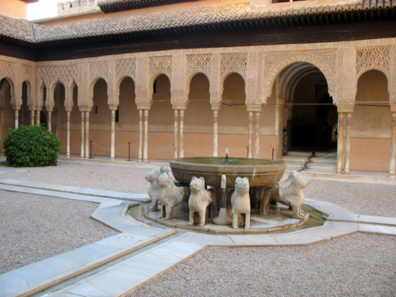 ALHAMBRA: The famous fountain of the spitting lions in the Patio de los Leones.