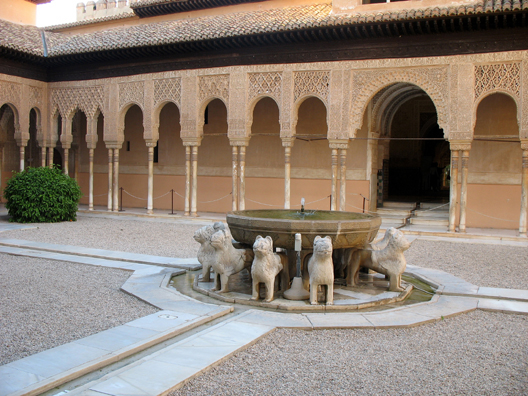 ALHAMBRA: The famous fountain of the spitting lions in the Patio de los Leones.