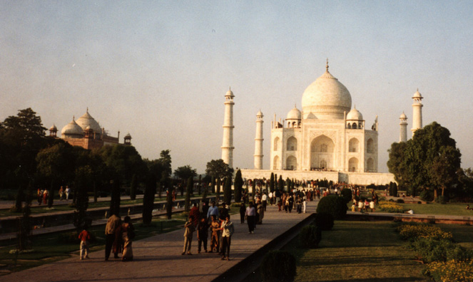 17th C. tomb of Mumtaz Mahal, favorite wife of Shah Jahan. To the left, a mosque.