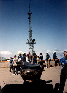 MT. EMEI: Antenna complex in back of the temples.