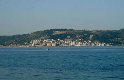 CANAKKALE: Across the Bosporus is one of two castles created to guard this strategic stretch of water by Mehmet the Conqueror in the 15th century. The corresponding one on the eastern shore--the Çemenlik Kalesi is in Çanakkale itself, but we didn't manage to find it.