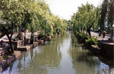 KURASHIKI: The little canal running along the main street is the focus of most tourist photography. It is lined with vendors of various souvenirs, ice cream cones, etc. We ate lunch at a posh English tea salon in the fancy hotel here, in Ivy Square. May 20, 1998