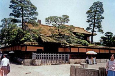 KURASHIKI: A fine house near the canal. May 20, 1998