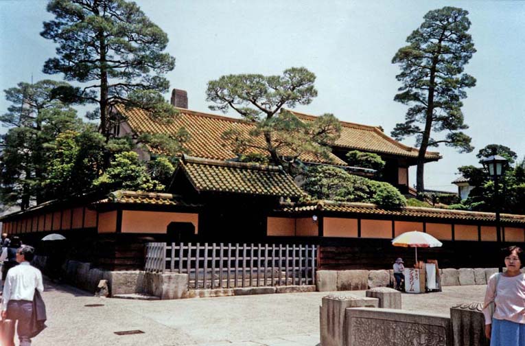 KURASHIKI: A fine house near the canal. May 20, 1998