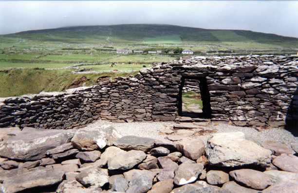 DINGLE PENINSULA: As you drive around the Peninsula you encounter various prehistoric stone buildings like the stone fort at Dunbeg (Dún Beag), overlooking the sea. The date of its construction is unknown, but radiocarbon dating suggests it was occupied in the 8th or 9th centuries. Most of the spots along the drive around the Peninsula charge a small entry fee--nothing ruinous, but be prepared for it.