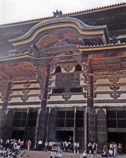 NARA: The main entrance, giving a clearer view of the gigantic size of this building.