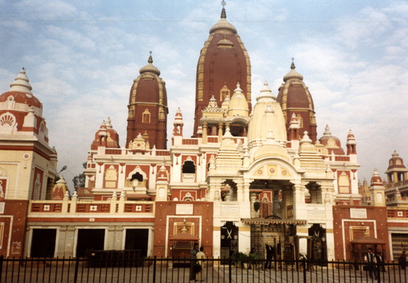 On December 27, we had a Sunday tour of the quiet city, shrouded in the constant haze of pollution. We saw the presidential palace and parliament buildings, the Birla Laxmi Temple (shown above--built by industrialist R. D. Birla with Gandhi's encouragement as an interfaith place of worship 1936-1938). He insisted that people of all faiths be allowed to worship here.
