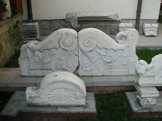 ÇANAKKALE MUSEUM: In the courtyard outside chunks of antique marble lie around looking as if they had just come from the sculptor's shop.
