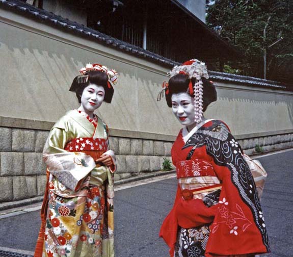 KYOTO: Performers from the Gion Corner theatre in traditional apprentice geisha costumes. The costume of a full geisha is much less showy. May 14, 1998.