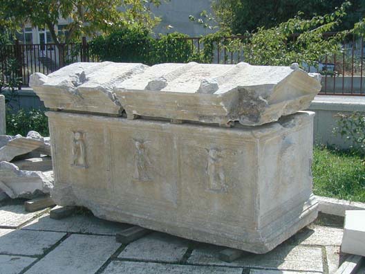 ÇANAKKALE MUSEUM: The figures on this tomb are not angels, but Erotes ("Cupids" in Latin).