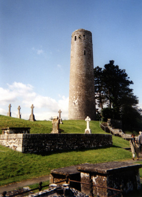 CLONMACNOISE: We enjoyed our stay at the funky (and cheap) Bastion B&B in Athlone, but found little else to keep us in town. We were there to break our drive back east and to visit the Medieval site of Clonmacnoise (in Irish, "Cluain Mhic Nóis), just to the south. It's a cluster of churches, towers, and other ruins overlooking the river Shannon, with a fine museum and interpretive center. It is said to have been founded by St. Ciarán in 548. This was a center of learning which between the 7th and 12th centuries drew scholars from all over Europe. Most of the ruins date from the 10th-12th centuries. Above, the 65-foot tall O'Rourke's Tower (Irish "O Ruairc"), named after a high king of Connaught. Several Irish high kings were buried here.