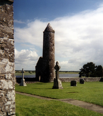 CLONMACNOISE: Closer view of the Tower Finghin.