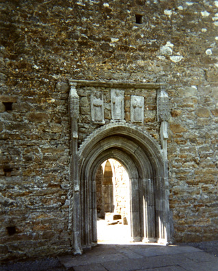 CLONMACNOISE: Entrance to the Clonmacnoise Cathedral