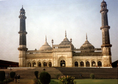 The grand mosque on the grounds of the Bara Imambara.