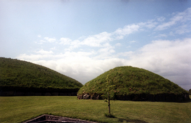 Brú na Bóinne: To the left, the main mound, to the right, one of the 17 auxiliary mounds nearby.