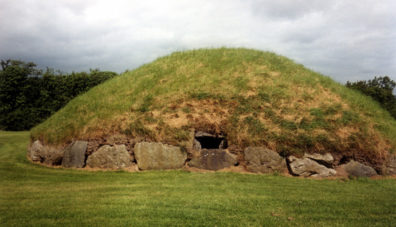 Brú na Bóinne: The entrance to one of the smaller mounds.