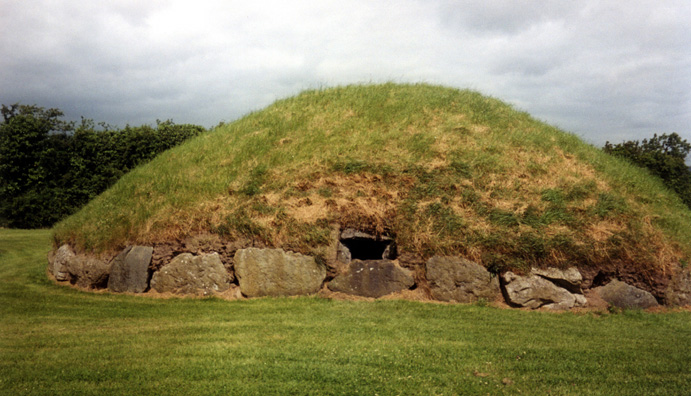 Brú na Bóinne: The entrance to one of the smaller mounds.