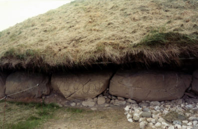 Brú na Bóinne: Serpentine design (center rock).