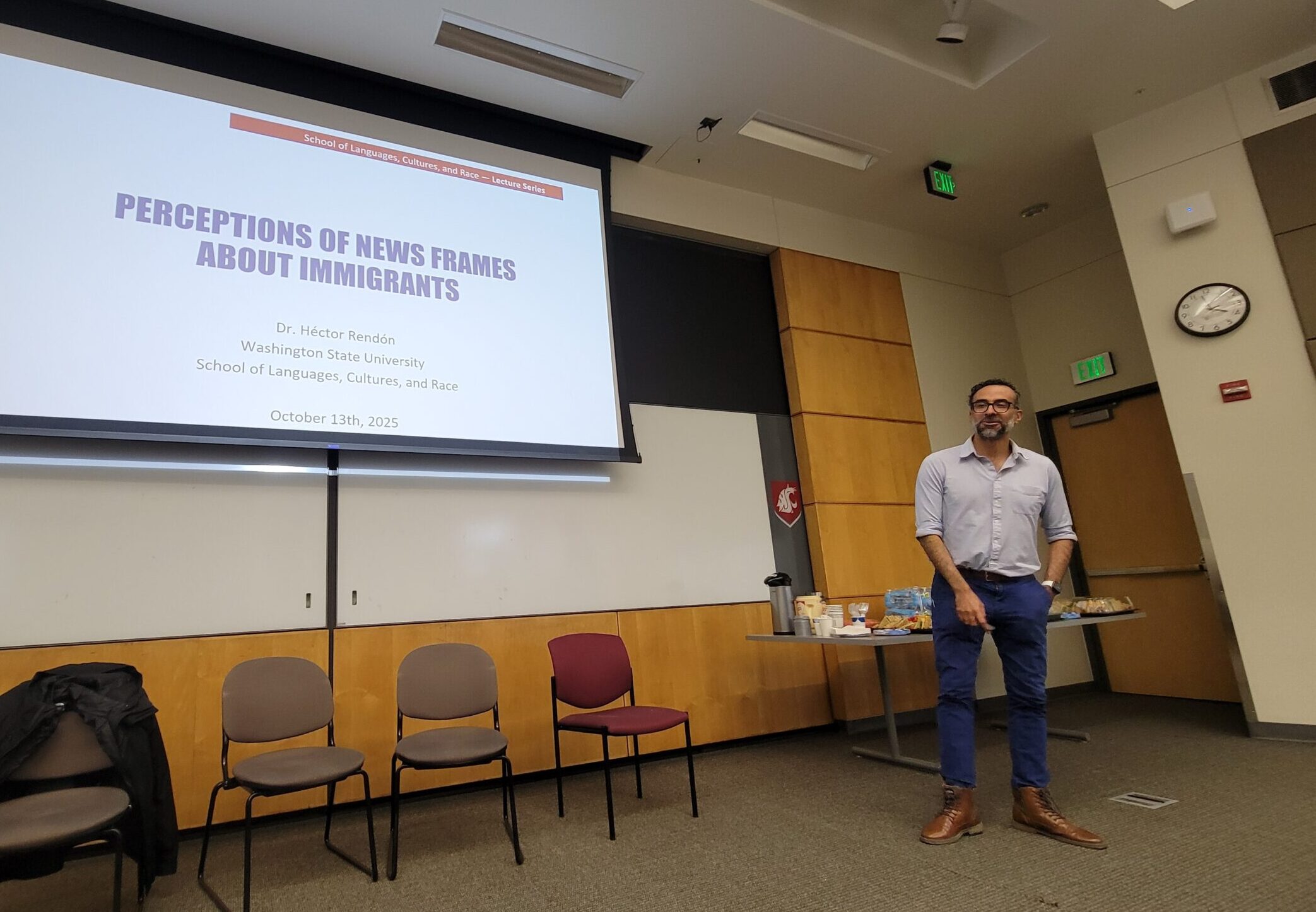 Héctor Rendón presenting.