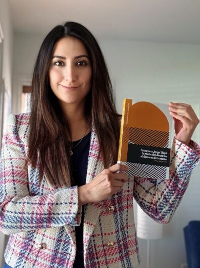 Etna Ávalos holding a book.