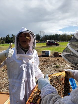 Picture of beekeeper with thumbs up
