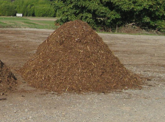 Freestanding piles can be used for fast or slow composting.