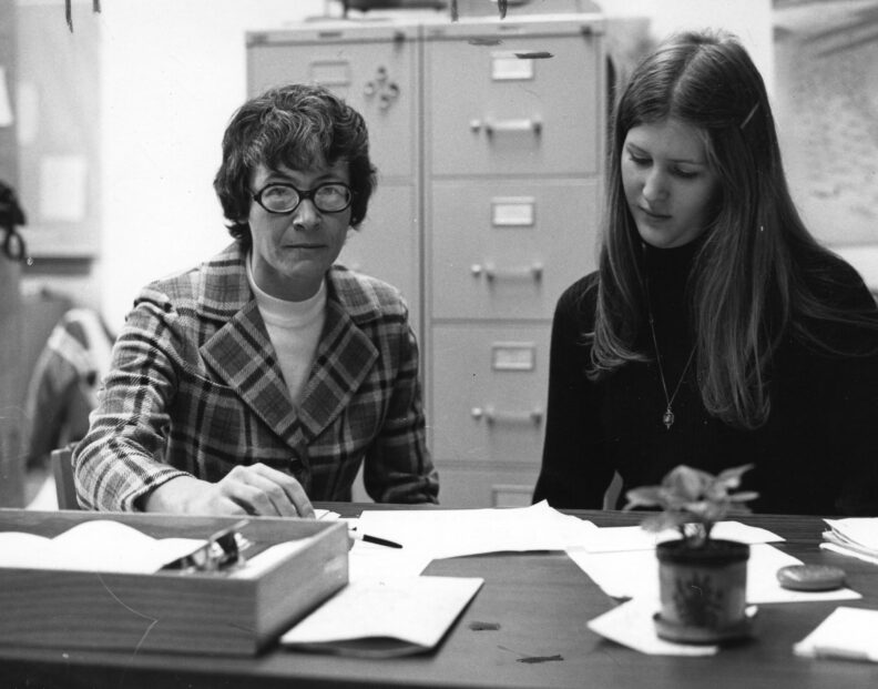 Jo Washburn mentoring a student.