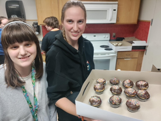 ROAR scholars holding cupcakes