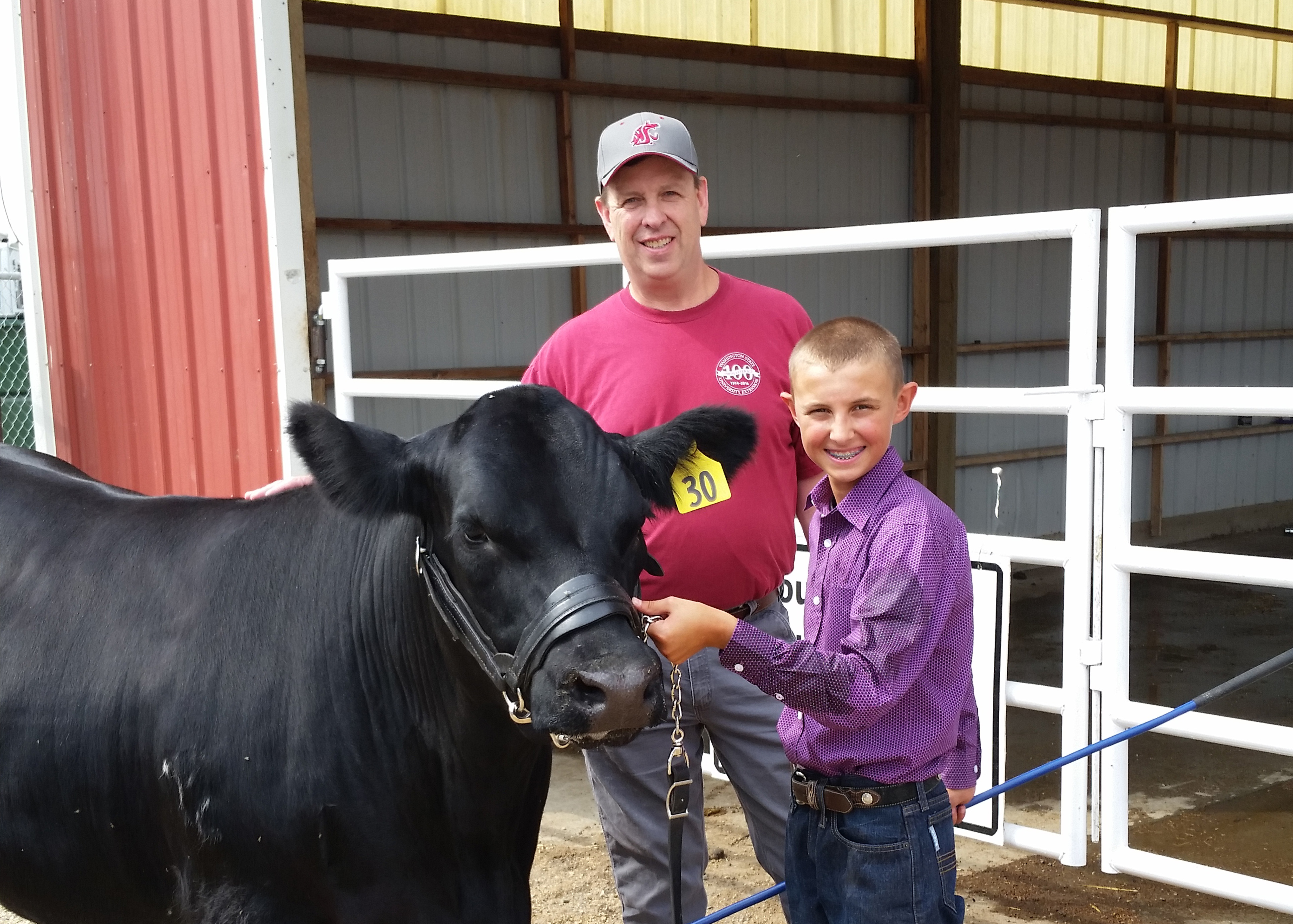 Don Llewellyn helping 4-H youth with their animal