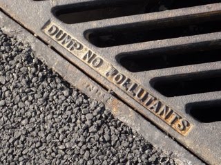 Stormdrain that says dump no pollutants.