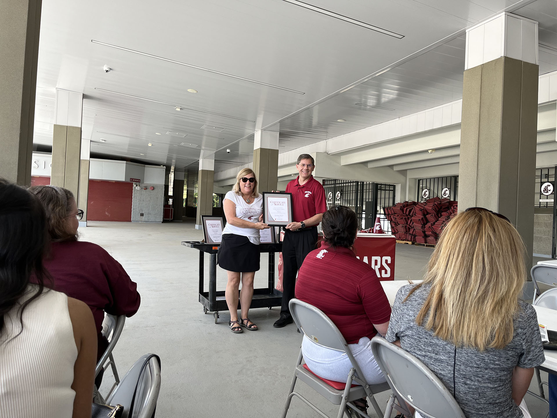 Tony Opheim presenting the certificate of service at the employee recognition picnic 2023