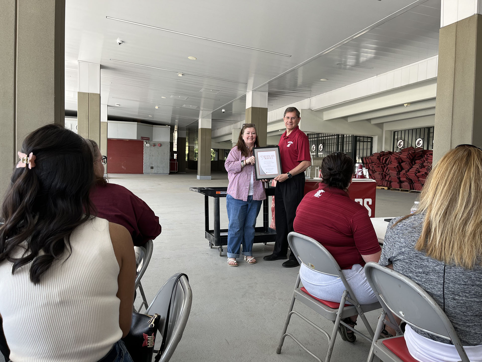 Tony Opheim presenting the certificate of service at the employee recognition picnic 2023
