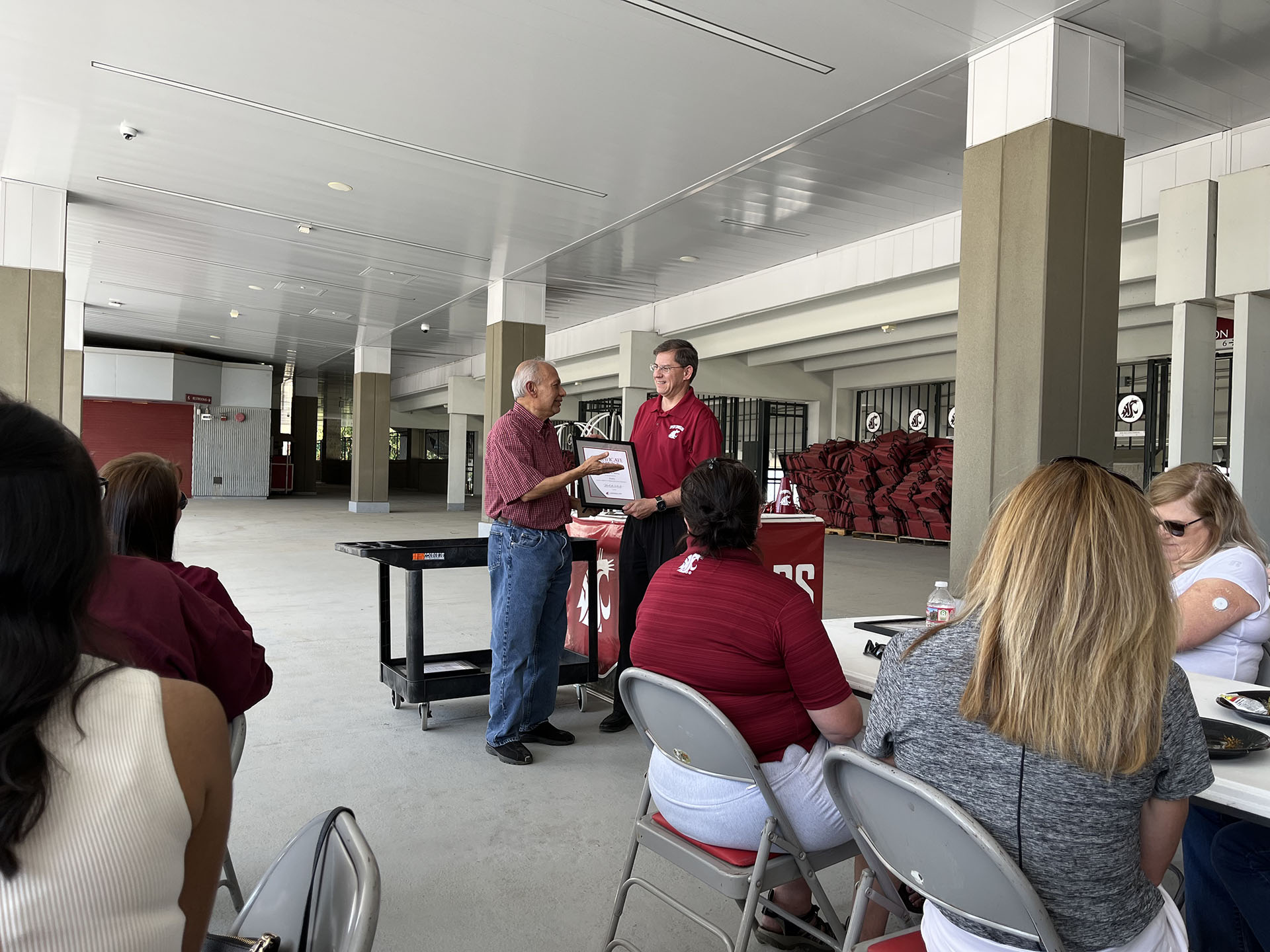 Tony Opheim presenting the certificate of service at the employee recognition picnic 2023