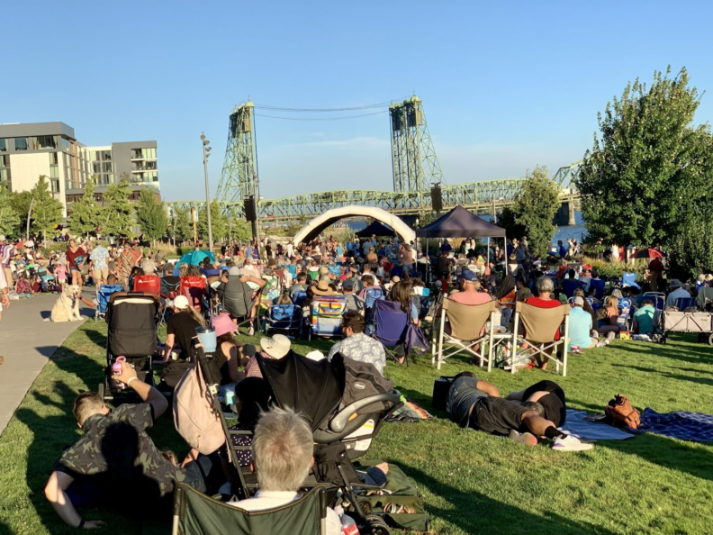 The crowd a a waterfront.