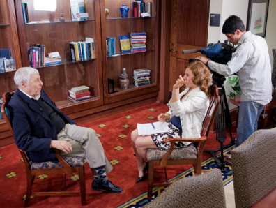 Don Hewitt grants an interview to WSU communication students Jamie Grosz and Brent Weisberg.