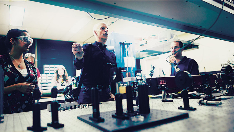 Kuzyk leads an optics experiment. (Photo Robert Hubner)