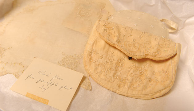 Purse made of pineapple fiber, then embroidered, 1930s