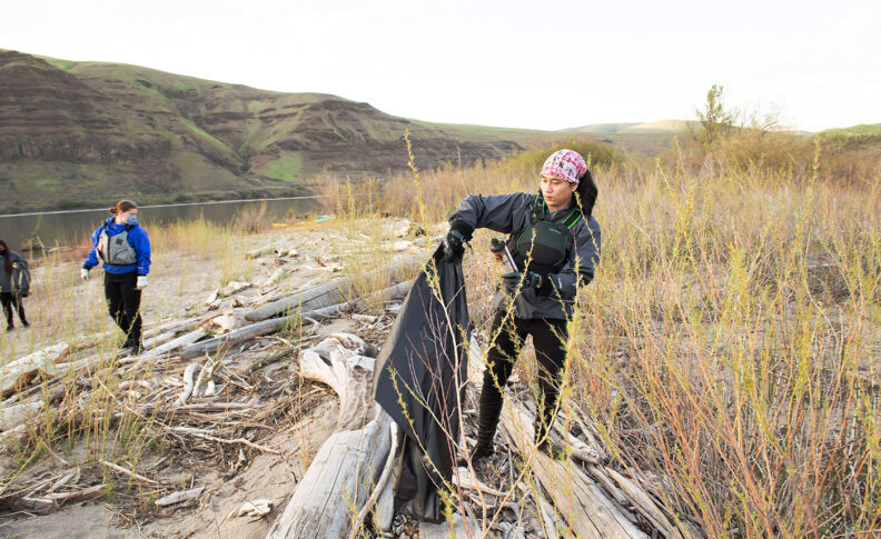 College students clean up trash at Illia Dunes on the Snake River in Washington