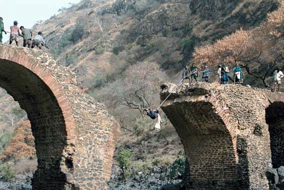 Second Portuguese Bridge before it was repaired