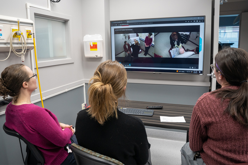 Students using computer in Virtual Clinic Center