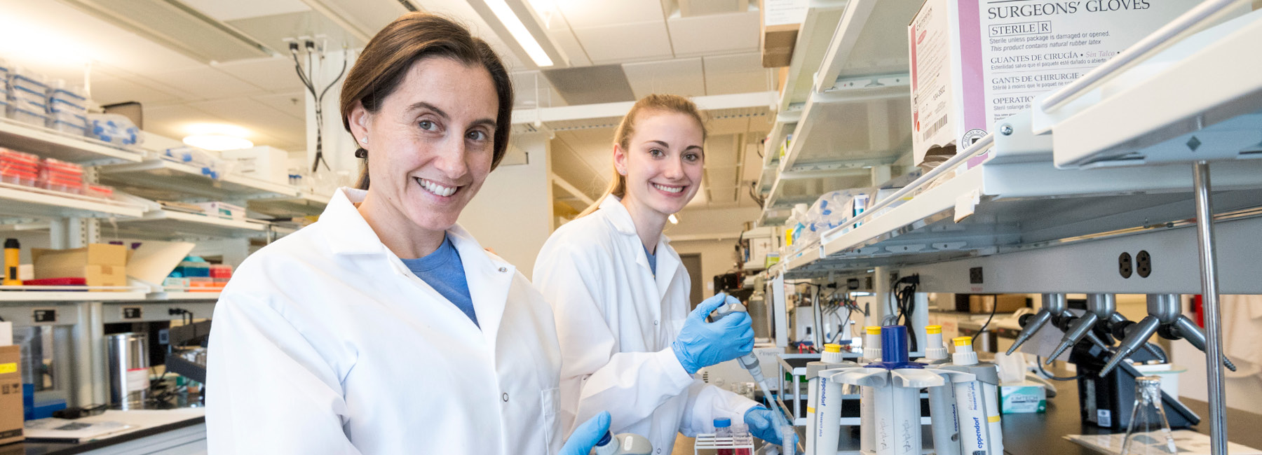 Lucia Peixoto working in Lab