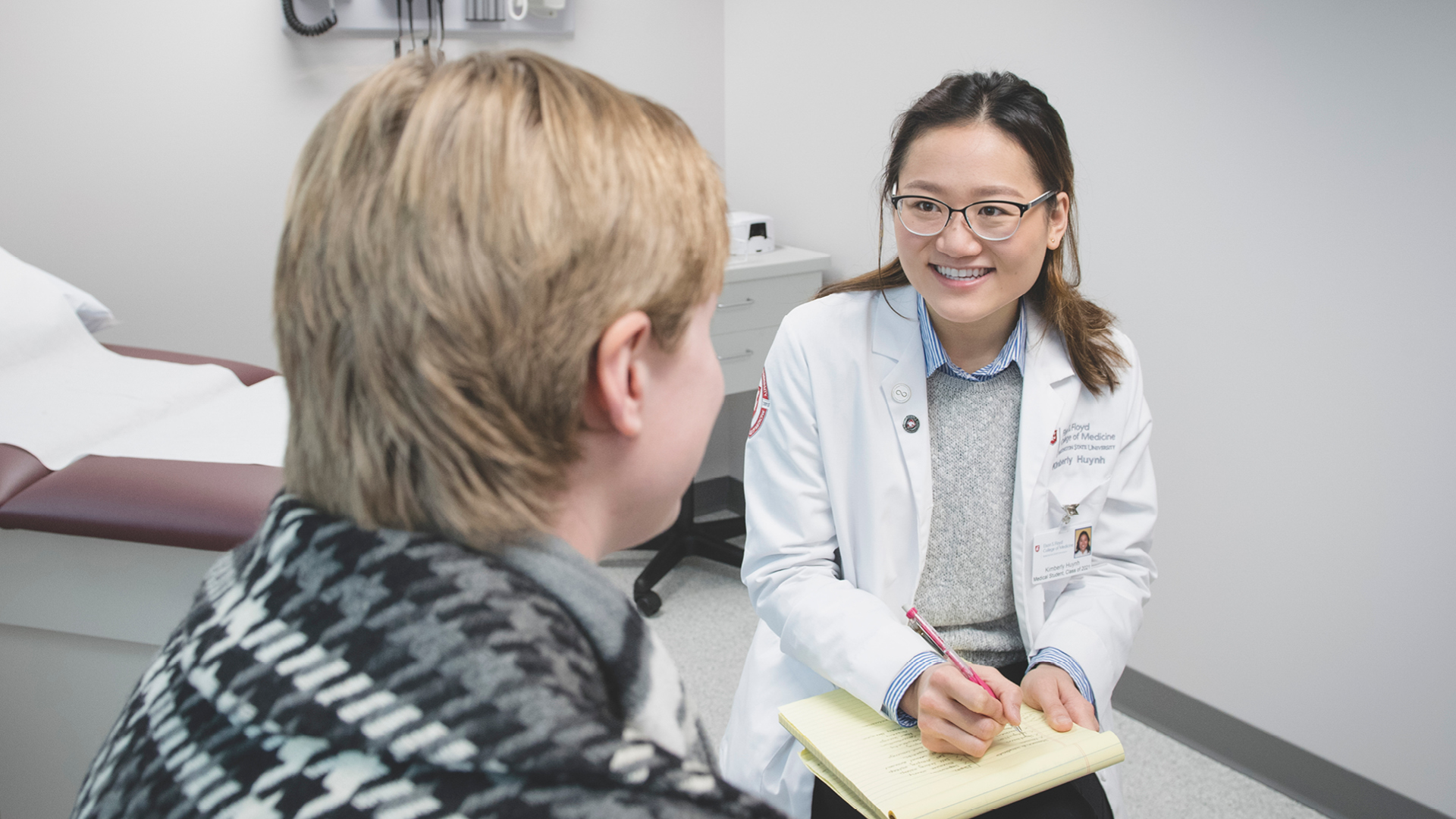 MS student meeting with standardize patient