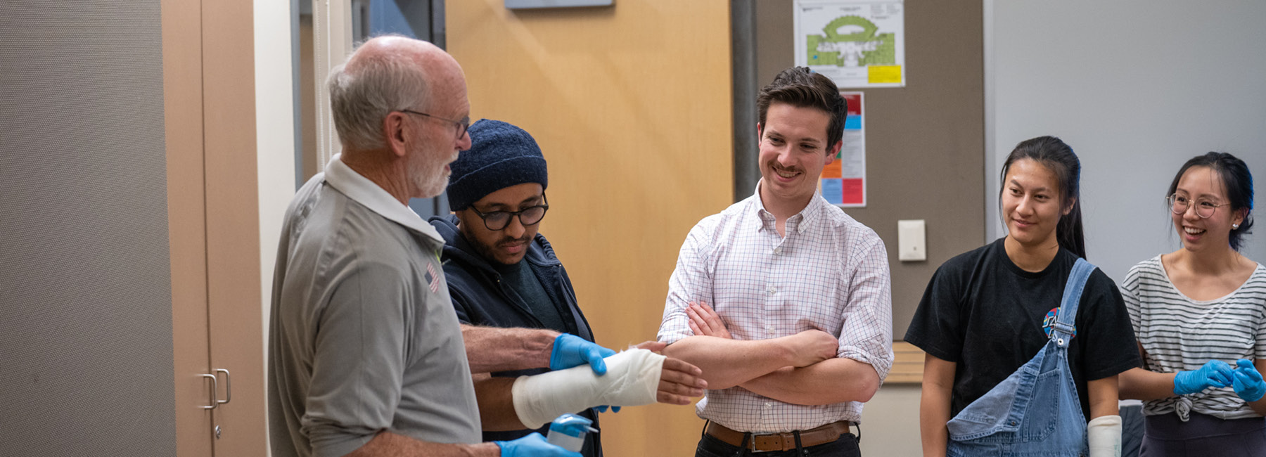 MD students at putting on an arm cast