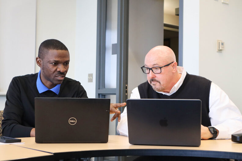 COM 552 students on laptops